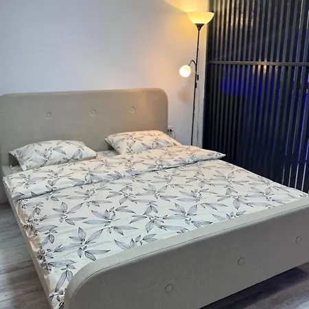 Cozy77 Апартамент Крайова